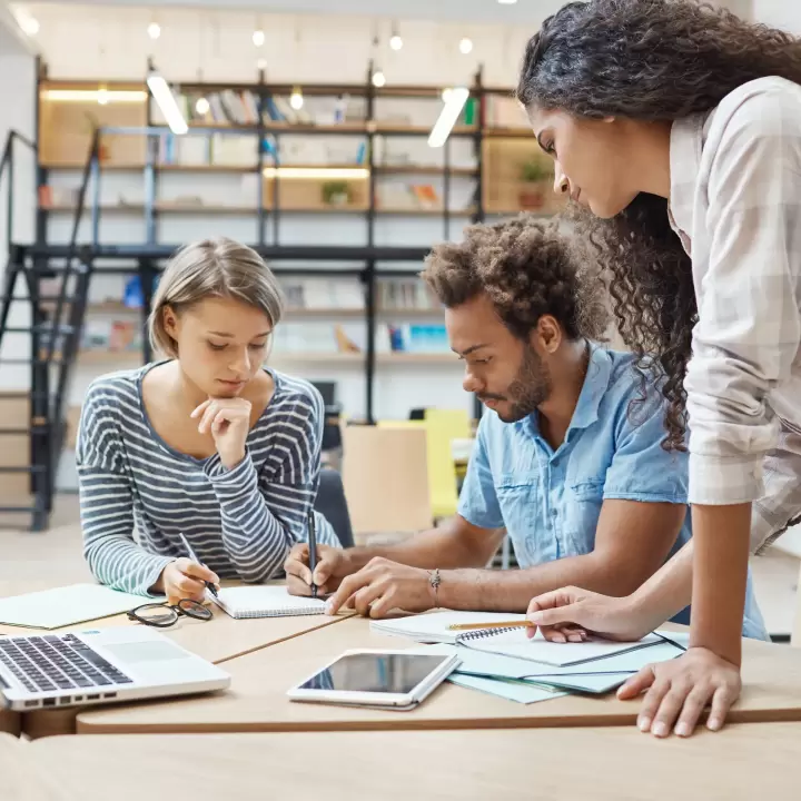 2025'te Postcron'a en iyi alternatifler hangileridir? 2025'te Postcron'a en iyi alternatifler hangileridir?