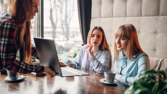 Günümüzde, internet dünyasına girdiğiniz ilk andan itibaren Facebook, Twitter, Instagram, Linkedln gibi dev sosyal medya platformlarından birine mutla...