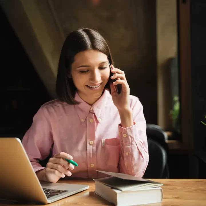 ¿Qué herramientas de voiceover IA son ideales para empresas?