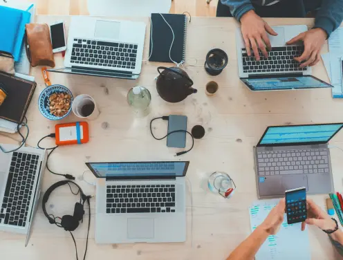 Vous cherchez des alternatives abordables à Hootsuite en 2026? Trouvez la bonne plateforme de médias sociaux gratuite ou payante pour vous!