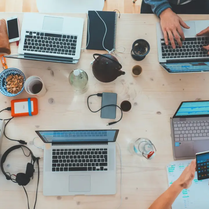 Vous cherchez des alternatives abordables à Hootsuite en 2026? Trouvez la bonne plateforme de médias sociaux gratuite ou payante pour vous!