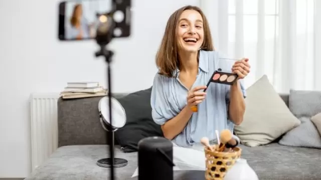 Videoların izlenme sayısı ile elde edilen gelir bağlantılı mıdır?