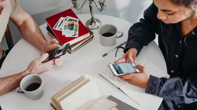 Marka onaylı sohbetlerHızlı gelişme için her işletmenin WhatsApp'ta bir işletme profili oluşturması gerekir; Kişiler, web sitesi URL'leri, promosyo...