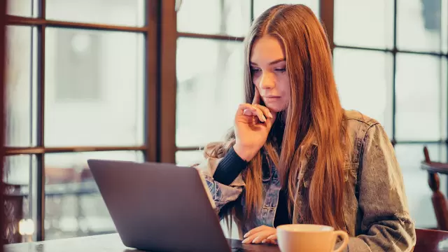 How are content marketing strategies formulated?