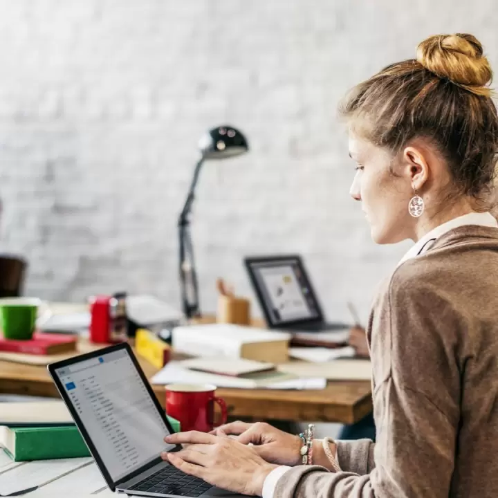 How can social media teams work more productively?