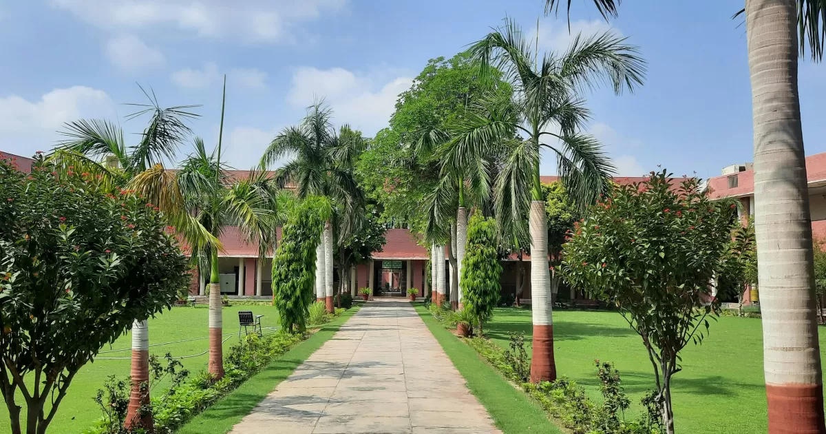 What are the best times to post on social media in Bahawalpur?