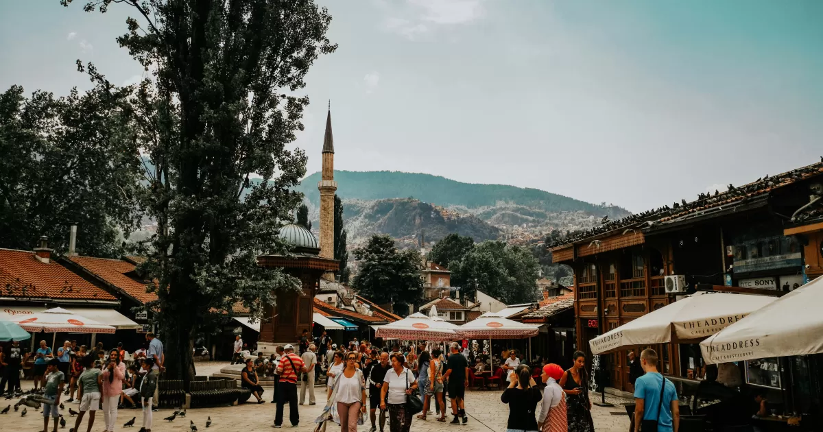 What are the best times to post on social media in Sarajevo?