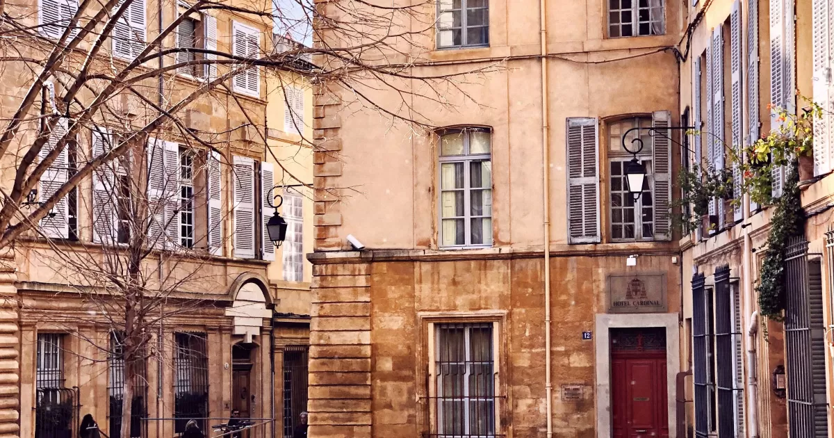 What are the optimal times for social media posts in Aix-en-Provence?