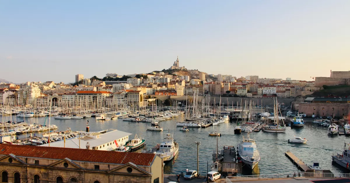 What are the best times to post on social media in Marseille?